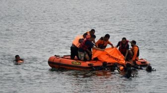 Tim SAR gabungan mengevakuasi salah satu korban tenggelam di Pantai Barombong, Makassar, Sulawesi Selatan, Minggu (7/11/2021). [ANTARA FOTO/Abriawan Abhe]