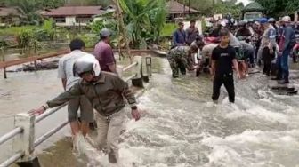 Banjir Terjang Jembatan Menendang, Antrean Kendaraan di Jalan Nasional Memanjang