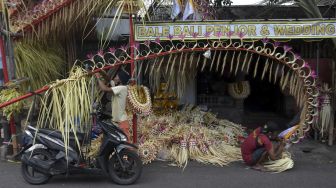 Melihat Persiapan Menyambut Hari Raya Galungan di Bali