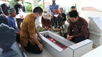 Ziarah ke Makam Almarhum Gilang Endi, Rektor UNS Ungkap Pesan Menyentuh Kalbu