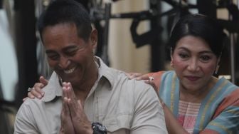 Kepala Staf Angkatan Darat (KSAD) Jenderal TNI Andika Perkasa (kiri) didampingi istrinya Hetty Andika Perkasa berpamitan kepada awak media usai pertemuan di kediamannya di Senayan, Jakarta, Minggu (7/11/2021). [Suara.com/Angga Budhiyanto] 