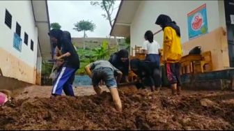 Banjir Bandang Campur Lumpur Terjang 2 Desa di Bandung Barat