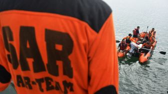 Evakuasi Korban Tenggelam di Pantai Barombong Makassar