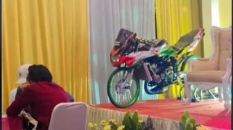 Viral Motor Jamet Nangkring di Panggung Pernikahan, Publik: Giveaway Mungkin