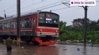 Lintasan KRL Pondok Ranji-Kebayoran Tak Bisa Dilewati karena Banjir, KAI Minta Maaf