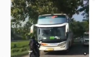 Viral Pemotor Tak Gentar Hadang Bus yang Melawan Arah, Tuai Pujian: Tampan dan Berani