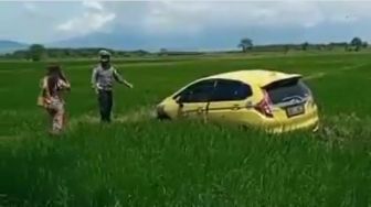 Viral Mobil Cewek Ini Nyungsep ke Tengah Sawah, Warganet: Kasihan Pak Tani