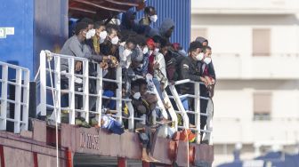 Kapal Sea Eye 4 yang membawa para migran dari Laut Mediterania tiba di Pelabuhan Trapani, Sisilia, Italia, pada (8/11/2021). [GIOVANNI ISOLINO / AFP]