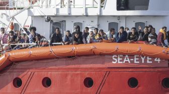 Kapal Sea Eye 4 yang membawa para migran dari Laut Mediterania tiba di Pelabuhan Trapani, Sisilia, Italia, pada (8/11/2021). [GIOVANNI ISOLINO / AFP]