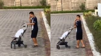 Saking Fokusnya Telfonan, Bapak-bapak Ini Tak Sadar Dorong Stroller Kosong