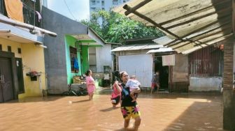Jakarta Kebanjiran, Ratusan Warga Kembangan Selatan Mengungsi ke Masjid hingga Musala