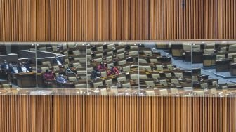 Anggota DPR mengikuti sidang paripurna pengesahan calon Panglima TNI Jendral TNI Andika Perkasa di kompleks Parlemen, Jakarta, Senin (8/11/2021). [ANTARA FOTO/Galih Pradipta]