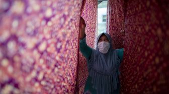 Pekerja menjemur kain jumputan di rumah produksi Eka Marlina di Palembang, Sumatera Selatan, Senin (8/11/2021). [ANTARA FOTO/Nova Wahyudi]
