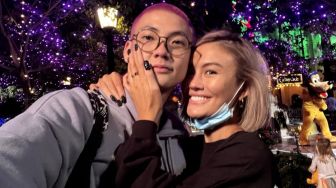 Curi Perhatian Publik, 7 Gaya Pacaran Agnez Mo dan Adam Rosyadi