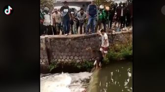 Dikira Tenggelam di Sungai, Bikin Syok Ketika Sosok Pria Ini Akan Ditolong Warga