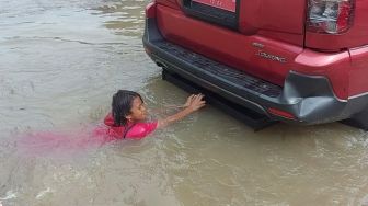 Cueki Pak Lurah, Anak-anak di Pluit Mandi Banjir Rob hingga Gelantungan di Bemper Mobil