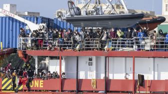 Kapal Sea Eye 4 yang membawa para migran dari Laut Mediterania tiba di Pelabuhan Trapani, Sisilia, Italia, pada (8/11/2021). [GIOVANNI ISOLINO / AFP]