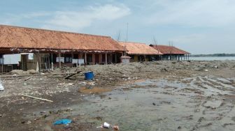 Abrasi Memakan Satu Sekolah di Demak, Siswa Terpaksa Belajar di Dermaga dan Warung