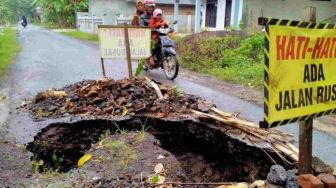 Tanah Longsor Agam, Jalan Malalak Sicincin Dekat Pemandian Air Panas Honsen Amblas