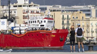 Kapal Sea Eye 4 yang membawa para migran dari Laut Mediterania tiba di Pelabuhan Trapani, Sisilia, Italia, pada (8/11/2021). [GIOVANNI ISOLINO / AFP]