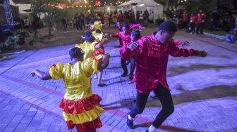 Komunitas Sanggar Seni Bintang Fajar Kampung Yoka membawakan tarian Yospan saat Festival Peparnas Papua yang digelar di Kompleks Stadion Lukas Enembe, Kabupaten Jayapura, Papua, Senin (8/11/2021). [ANTARA FOTO/Raisan Al Farisi]