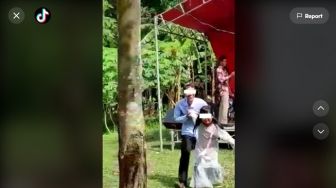 Viral Bocah Perempuan Tarik Ayahnya dari Atas Panggung yang Lagi Nyawer Biduan