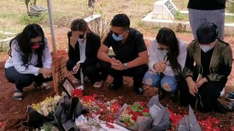 Viral Ayah Bibi Ardiansyah Ziarah tapi Pagar Makam Ditutup, Netizen Prihatin