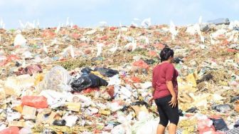 Sampah di Kota Tabanan Meluber Gara-gara Eskavator Rusak