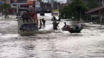 Terendam Banjir, Sales Sampo Bantu Evakuasi Warga Pakai Mobil Boks