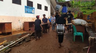 Sekolah Diterjang Banjir, PTM di SMPN 3 Saguling Berubah Jadi Acara Bersih-bersih