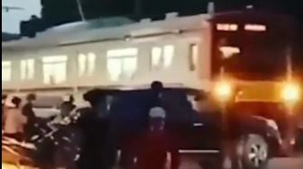 Petang yang Tegang, Mobil Mogok di Tengah Perlintasan KRL Kalibata