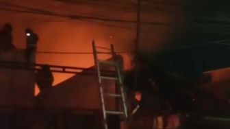 Kebakaran Rumah dan Restoran di Rawamangun, 13 Unit Damkar Dikerahkan