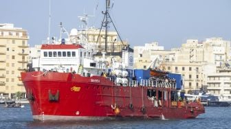 Kapal Sea Eye 4 yang membawa para migran dari Laut Mediterania tiba di Pelabuhan Trapani, Sisilia, Italia, pada (8/11/2021). [GIOVANNI ISOLINO / AFP]