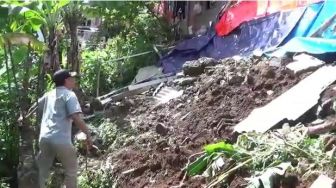 Akibat Hujan Deras, Longsor Hantam Dua Rumah Warga