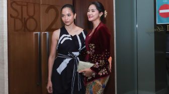 Aktris Maudy Koesnaedy dan Putri Marino ketika ditemui saat gala premier film 'Losmen Bu Broto' di Kuningan, Jakarta Selatan, Selasa (9/11/2021). [Suara.com/Alfian Winanto]