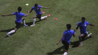 Sejumlah pemain Timnas Indonesia menjalani latihan di Lapangan B, Kompleks Gelora Bung Karno, Jakarta, Selasa (9/11/2021). [Suara.com/Angga Budhiyanto]