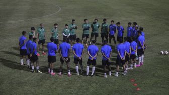 Sejumlah pemain Timnas Indonesia bersiap menjalani latihan di Lapangan B, Kompleks Gelora Bung Karno, Jakarta, Selasa (9/11/2021). [Suara.com/Angga Budhiyanto]