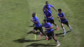 Sejumlah pemain Timnas Indonesia menjalani latihan di Lapangan B, Kompleks Gelora Bung Karno, Jakarta, Selasa (9/11/2021). [Suara.com/Angga Budhiyanto]