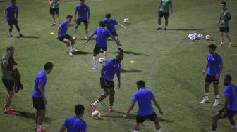 Sejumlah pemain Timnas Indonesia menjalani latihan di Lapangan B, Kompleks Gelora Bung Karno, Jakarta, Selasa (9/11/2021). [Suara.com/Angga Budhiyanto]