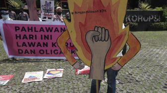 Aktivis yang tergabung dalam Gerakan #BersihkanIndonesia melakukan aksi demonstrasi dalam rangka menyambut Hari Pahlawan di depan Gedung Merah Putih Komisi Pemberantasan Korupsi (KPK), Kuningan, Jakarta, Selasa (9/11/2021). [Suara.com/Angga Budhiyanto]