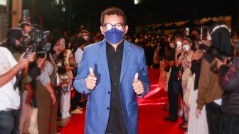 Aktor Mathias Muchus saat gala premier film 'Losmen Bu Broto' di Kuningan, Jakarta Selatan, Selasa (9/11/2021). [Suara.com/Alfian Winanto]