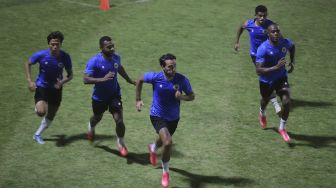 Sejumlah pemain Timnas Indonesia menjalani latihan di Lapangan B, Kompleks Gelora Bung Karno, Jakarta, Selasa (9/11/2021). [Suara.com/Angga Budhiyanto]