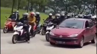 Sunmori di Sentul Kok Tendang Mobil Pengendara Lain, Ada Masalah Apa?