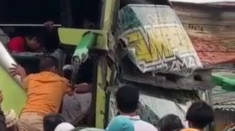 Bus Tabrak Tiang Flyover Busway di Ciledug, Polisi Turun Tangan