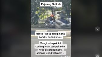 Haru Pejuang Nafkah Kelelahan, Sampai Tidur di Atas Motor di Pinggir Jalan