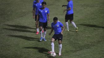 Sejumlah pemain Timnas Indonesia menjalani latihan di Lapangan B, Kompleks Gelora Bung Karno, Jakarta, Selasa (9/11/2021). [Suara.com/Angga Budhiyanto]