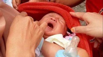 Ya Ampun! Bayi Mungil Lucu Ini Ditemukan Menangis Tergeletak di Depan Rumah Warga Sidoarjo