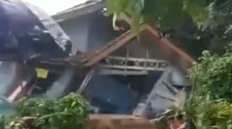 Innalillahi... Detik-detik Rumah Tiba-tiba Roboh Usai Hujan di Sukabumi