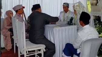 Ngakak, Akad Nikah yang Hikmat Rusak Karena Ibu-ibu Ditonton Ratusan Ribu Kali