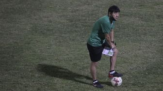 Pelatih Timnas Indonesia Shin Tae-yong memimpin jalannya latihan di Lapangan B, Kompleks Gelora Bung Karno, Jakarta, Selasa (9/11/2021). [Suara.com/Angga Budhiyanto]